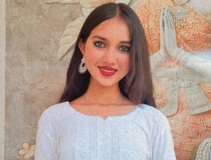 हिरन्या को उसकी ही कोचिंग की सहेली फोटो वायरल करने की धमकी देकर ब्लैकमेल कर रही थी। इससे वह डिप्रेशन में आ गई थी और धमकी से घबराकर उसने सुसाइड कर लिया था। पांच महीने में पुलिस ने परिवारवालों के बयान लिए। इसके बाद शुक्रवार को दोनों आरोपियों के खिलाफ आत्महत्या के लिए उकसाने का केस दर्ज कर लिया।