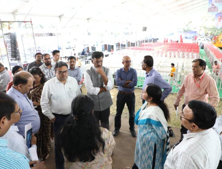 अधिकारियों ने किया अहिल्याश्रम स्कूल का दौरा