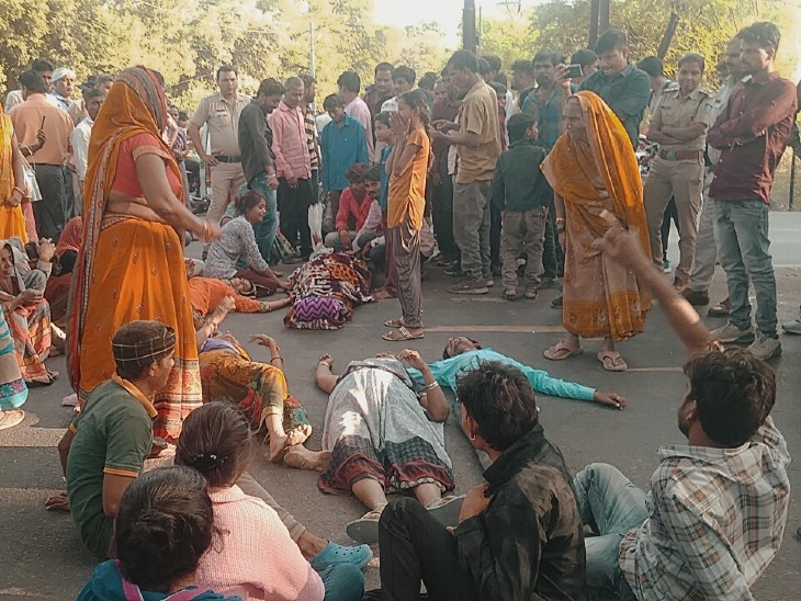 कोरेगांव में सड़क पर शव रखकर चक्काजाम करते परिजन और गांव वाले। - Dainik Bhaskar