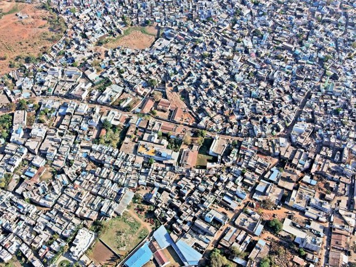 तिलकगंज क्षेत्र जहां व्यापारियों द्वारा छोटे उद्योग संचालित किए जा रहे हैं और ज्वलनशील पदार्थों के गोदाम बना लिए हैं। - Dainik Bhaskar