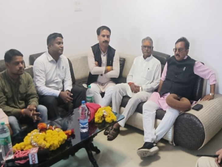 वन मंत्री विजय शाह शिवपुरी जाते हुए गुना रुके थे। - Dainik Bhaskar