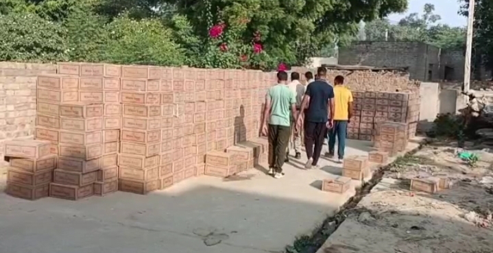 रायसिंहनगर थाने में रखी शराब की पेटियां।
