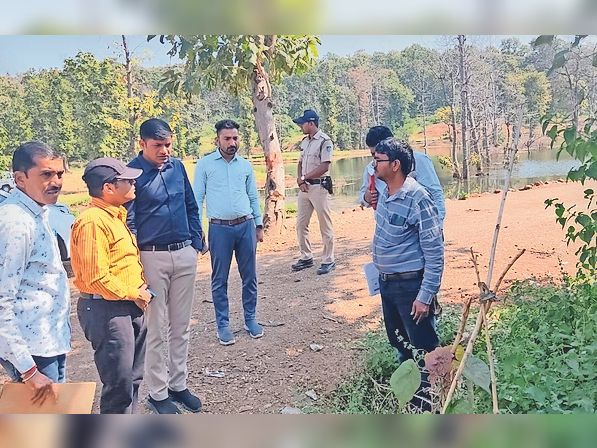 दाैरे में अमृत सराेवर काे लेकर अधिकारियाें से चर्चा करते हुए कलेक्टर। - Dainik Bhaskar