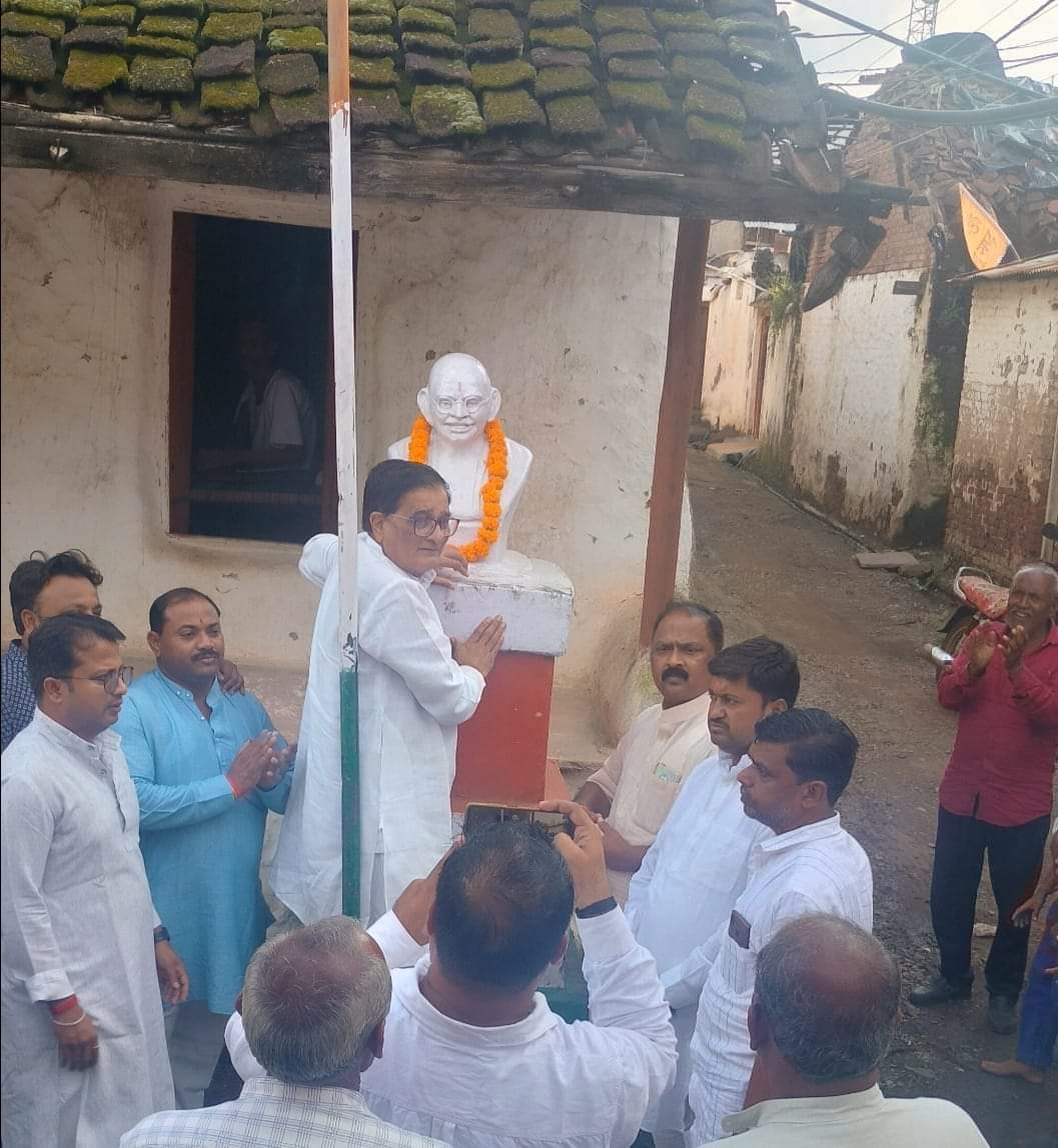 पिछले माह कांग्रेस नेताओं ने रनगांव में चौपाल का आयोजन किया था, तब गांधी प्रतिमा पर माल्यार्पण किया था।