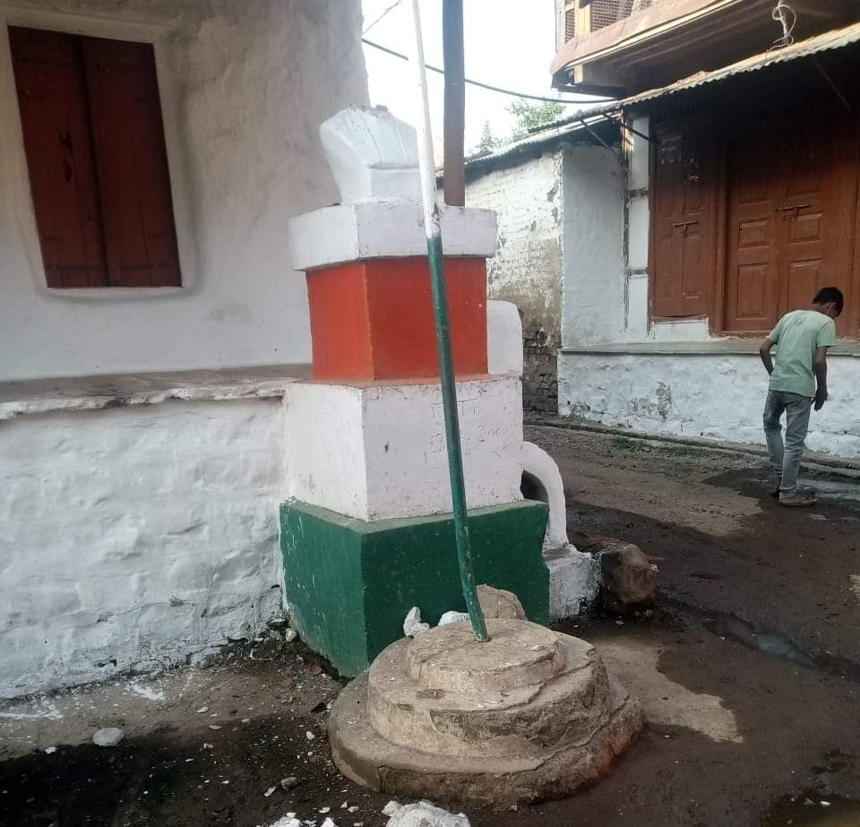 ग्राम रनगांव में गांधी चौक पर राष्ट्रपिता महात्मा गांधी की प्रतिमा, जिसे असामाजिक तत्वों ने तोड़ दिया। - Dainik Bhaskar