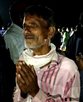बेटे के अंतिम संस्कार के समय अपनी पीढ़ा बताते अमर के पिता सियाराम शर्मा।