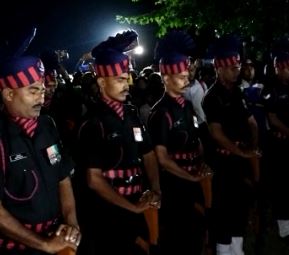 गांव में अमर शर्मा के अंतिम संस्कार के दौरान जवानों ने उसे गार्ड ऑफ ऑनर दिया।