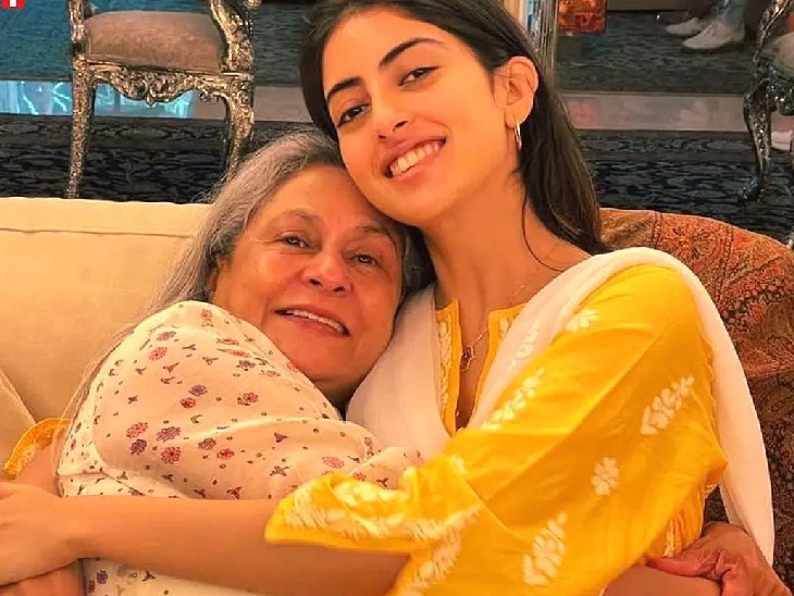 अमिताभ बच्चन की पत्नी जया बच्चन ने अपनी खूबसूरत नातिन से कहा तुम बिना शादी मां बनीं तो ऐतराज नहीं 2 जया बच्चन नातिन नव्या नवेली के साथ। जया 2023 में आने वाली फिल्म रॉकी और रानी की प्रेम कहानी में नजर आएंगी।