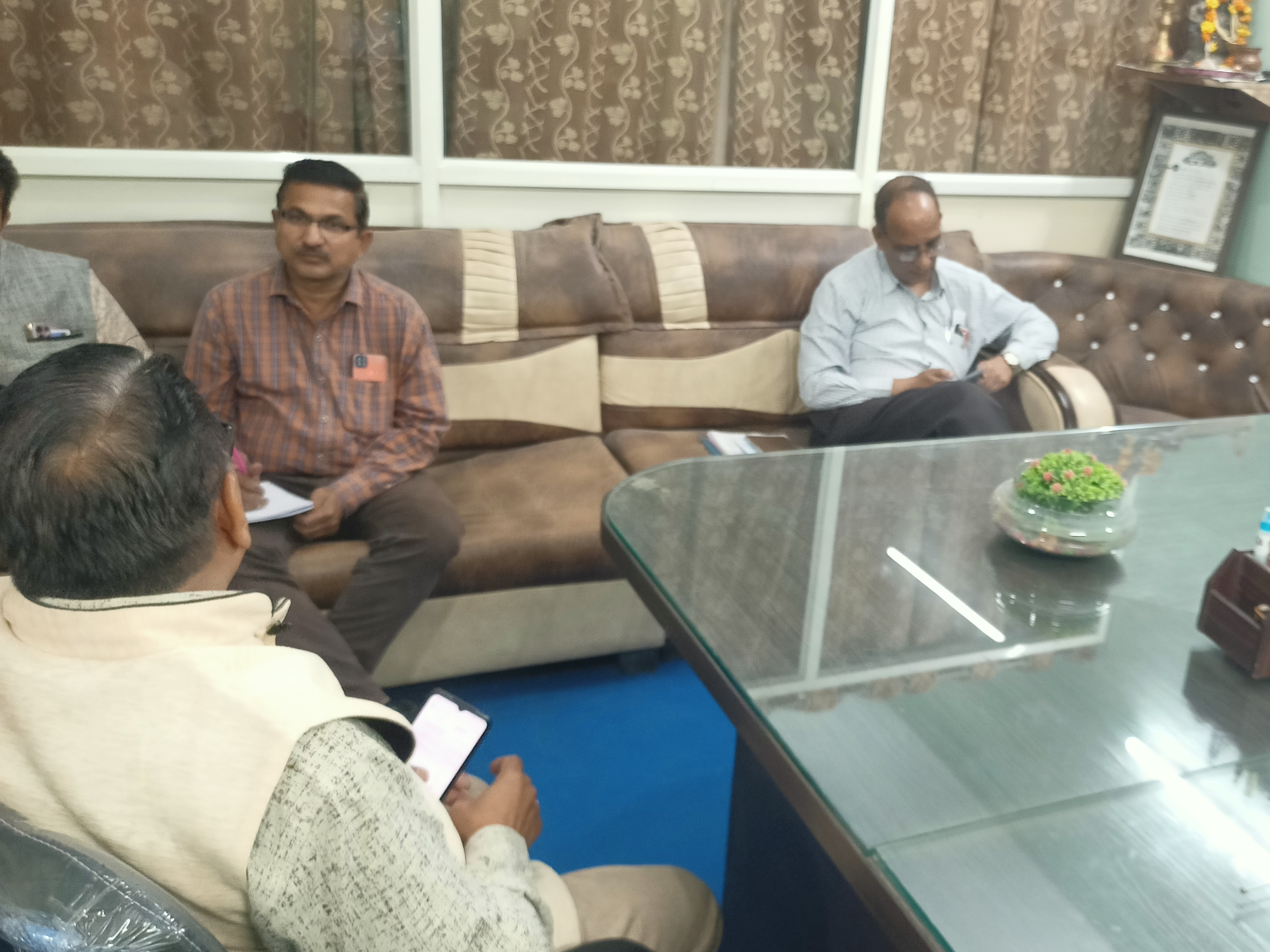 सीहोर डीईओ जांच के लिए छात्राओं की स्कूल में पहुंचे।