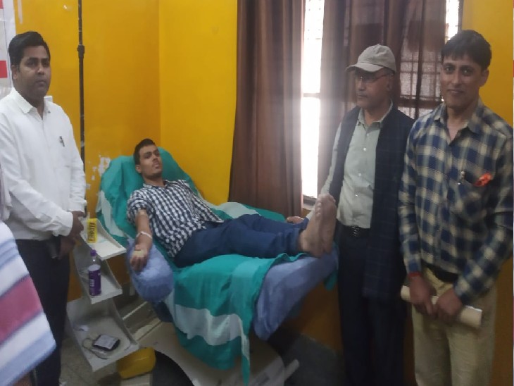 प्रयागराज के बीएसए प्रवीण कुमार त्रिपाठी ने बेली में ब्लड डोनेट कर रहे टीचर्स का हौसलाफजाई करने पहुंचे।