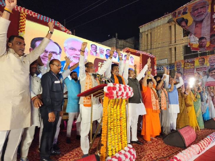 कोलार में आयोजित सिक्स लेन के भूमिपूजन कार्यक्रम में सभी नेताओं ने आवाहन किया।