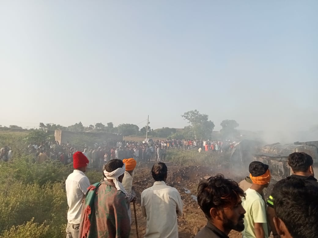 खरगोन में वो जगह जहां टैंकर पलटा था।