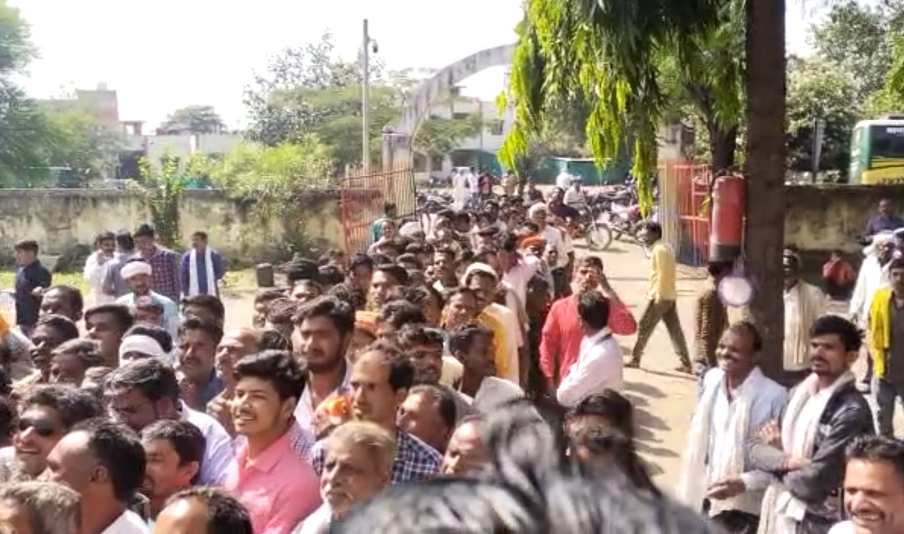 खाद के टोकन लेने देवरी थाने के बाहर लगी किसानों की भीड़।
