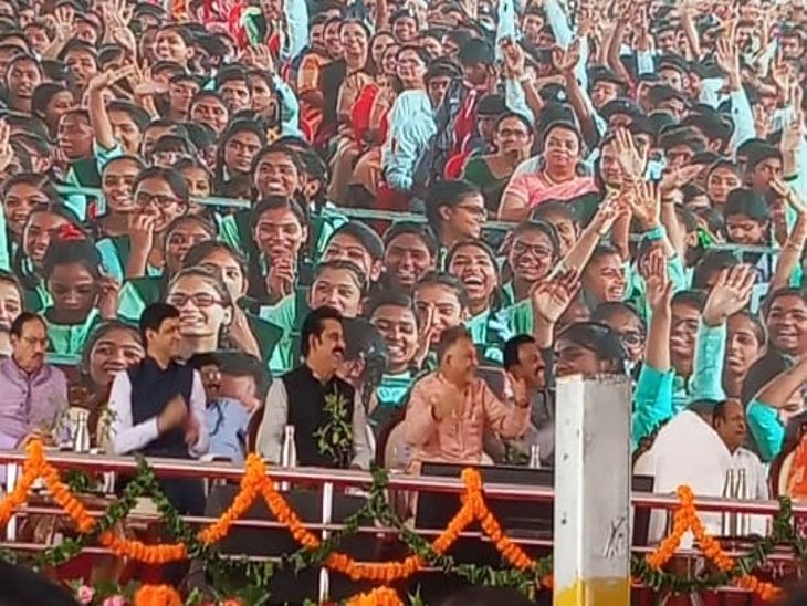 मुख्यमंत्री बनने के सवाल पर मंत्री इंदरसिंह परमार ने पहले अपना एक हाथ ऊंचा किया, फिर उन्होंने दोनों हाथ ऊंचे कर दिए।