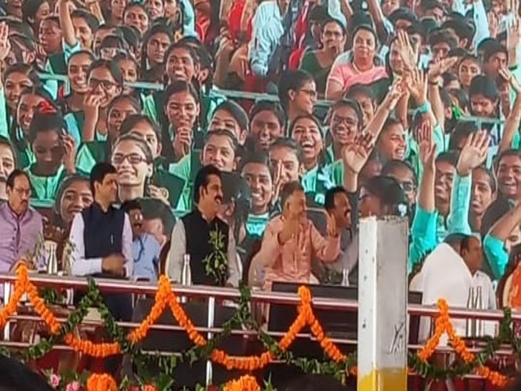 मंत्री सिलावट ने भी हाथ ऊंचा कर मुख्यमंत्री के सवाल का जवाब दिया और सीएम बनने की इच्छा जताई।