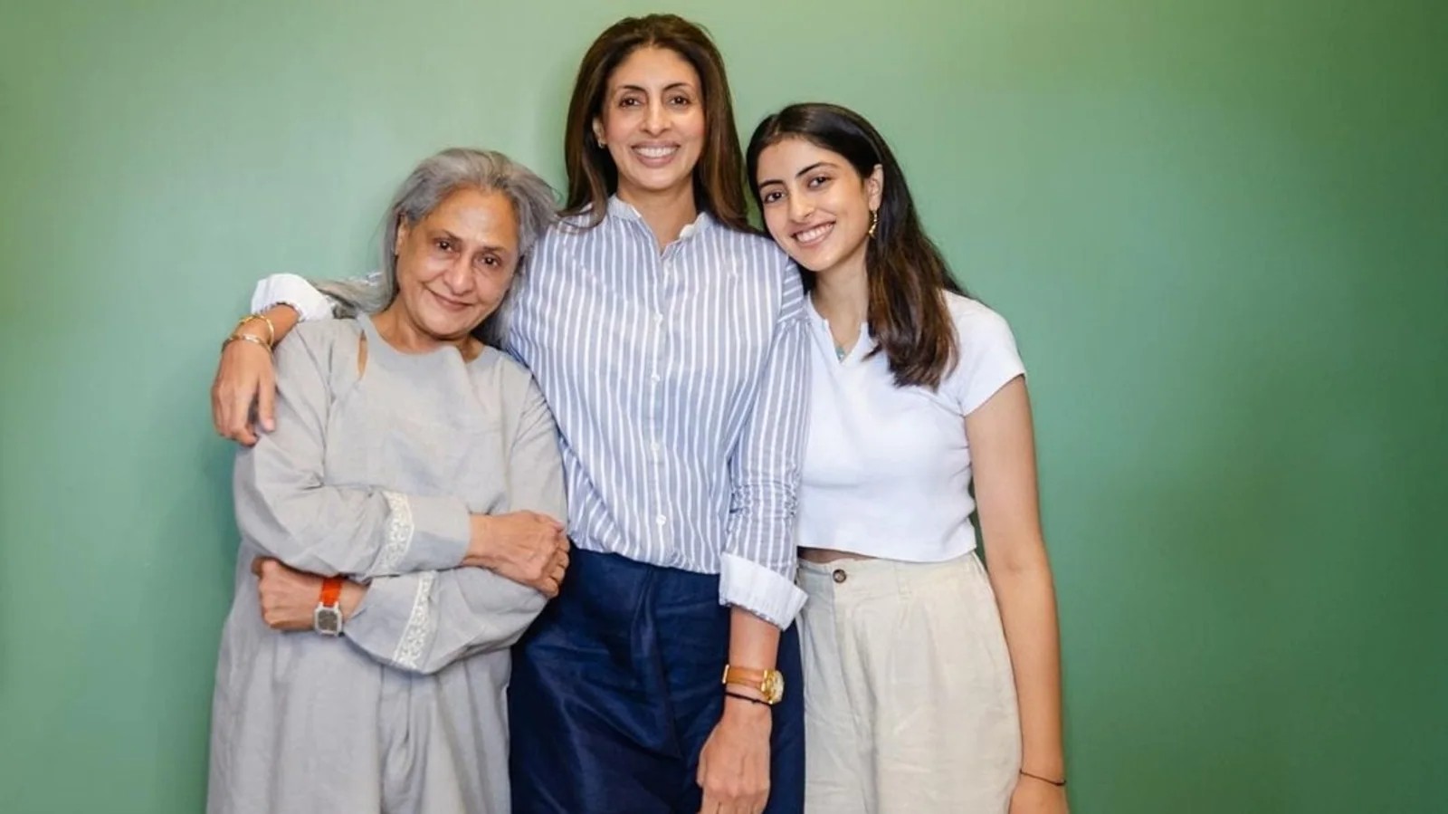 अमिताभ बच्चन की पत्नी जया बच्चन ने अपनी खूबसूरत नातिन से कहा तुम बिना शादी मां बनीं तो ऐतराज नहीं 1 जया बच्चन बेटी श्वेता (बीच में) और नातिन नव्या नवेली नंदा (दाएं) के साथ।