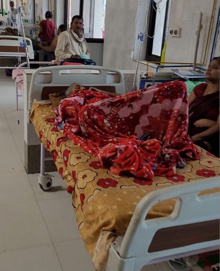 एसआरएन अस्पताल में डेंगू मरीजों को सामान्य मरीजों के साथ भर्ती किया गया है।