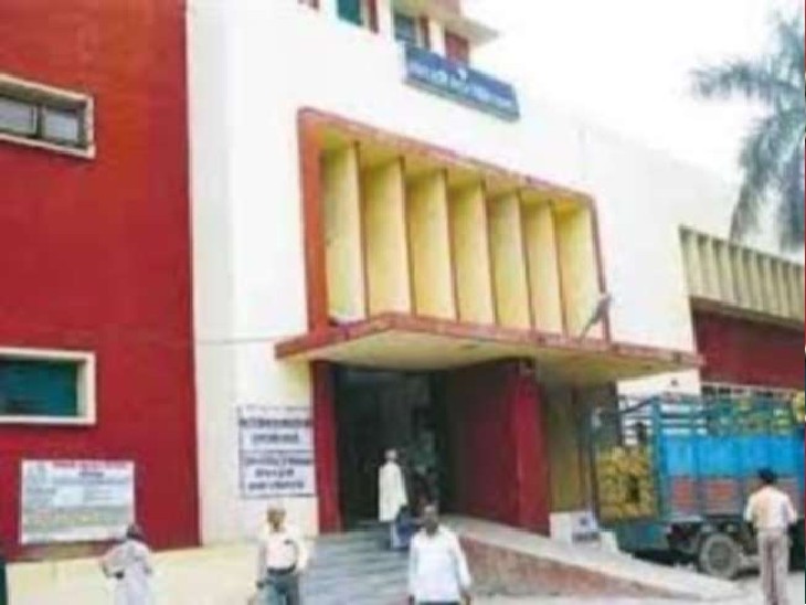 एसआरएन अस्पताल में डेंगू वार्ड फुल हो चुका है। यहां का ब्लड बैंक भी प्लेटलेट नहीं दे पा रहा है।