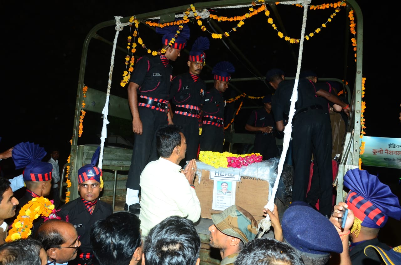 राजकीय सम्मान के साथ अमर का अंतिम संस्कार हुआ। इस दौरान आर्मी के जवानों ने उन्हें गार्ड ऑफ ऑनर दिया।