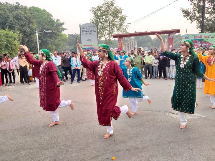 कार्निवल में शहर की सड़कों पर प्रस्तुति देती कश्मीरी कलाकार