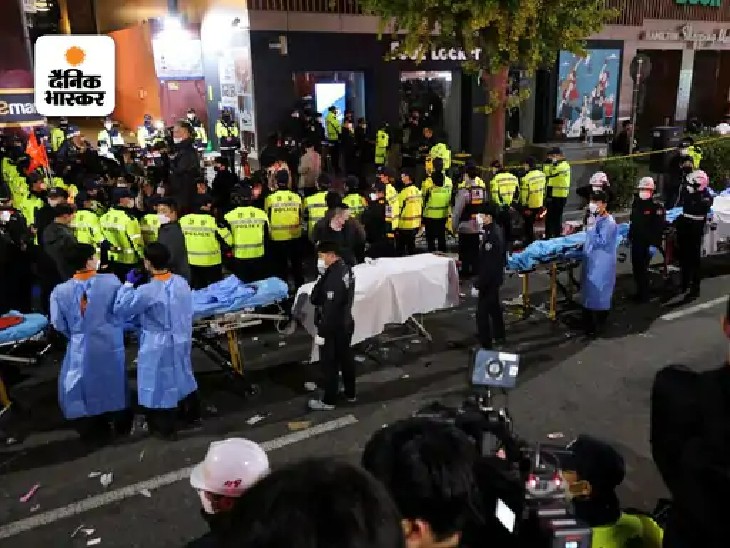 मेडिकल टीम ने स्ट्रेचर पर शवों को रखकर संकरी गली से बाहर निकाला। मेडिकल स्टाफ ने बताया कि कई लोगों को सांस लेने में परेशानी आ रही थी।