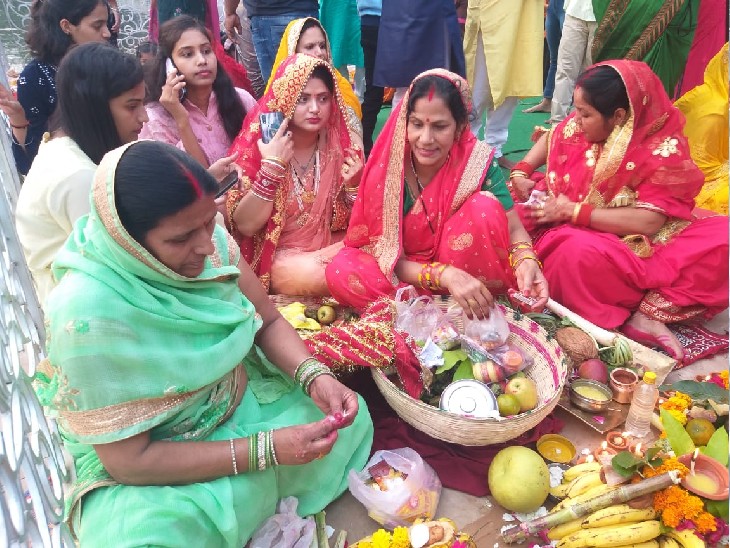महिलाएं पूजन करती हुई