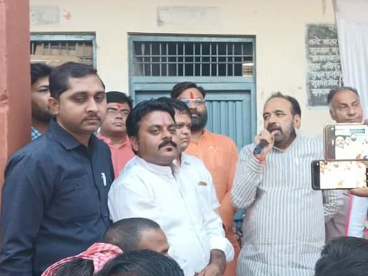 पीडब्ल्यूडी मंत्री भार्गव दिवारी गीत गाते हुए।