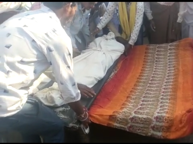 शवों के गांव पहुंचते ही वहां शोक फैल गया। लोगों ने बमुश्किल परिवारवालों को संभाला।