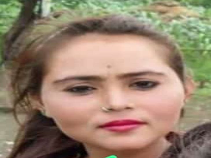 रंगू उर्फ गुड़िया (20) रोज की तरह परिवार के साथ सुबह हैंडपंप पर पानी भरने गई थी। यहां पेट्रोल का टैंकर जल रहा था। वह उसे देखने लगी। अचानक टैंकर में ब्लास्ट हो गया। उसे संभलने का मौका नहीं मिला। टैंकर से पेट्रोल गुड़िया पर आ गिरा। वह गड्ढे में खड़ी थी। गड्ढे में भी पेट्रोल भर गया। आग भभकी और चंद सेकेंड में गुड़िया का सिर्फ कंकाल ही बचा।