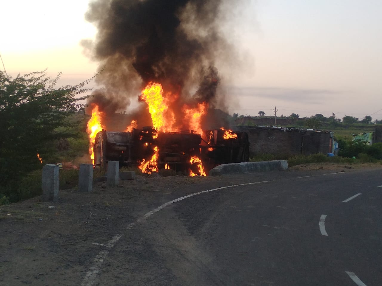 पेट्रोल-डीजल टैंकर के पलटने के बाद तेज धमाका हुआ, जिससे आग की लपटें कई मीटर ऊपर तक उठने लगीं। अचानक ही पेट्रोल टैंकर में ब्लास्ट हो गया। एक युवती घटनास्थल पर ही कंकाल बन गई थी।