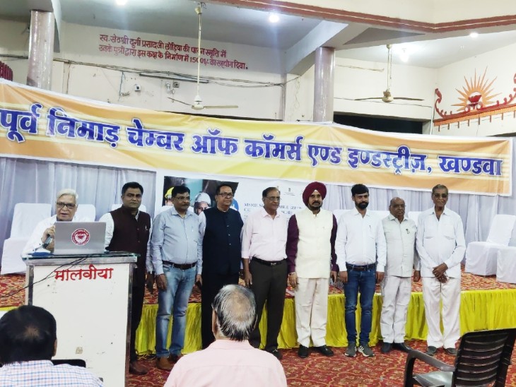 व्यापारियों के प्रशिक्षण कार्यक्रम मंे मौजूद चेंबर के पदाधिकारी व अन्य। - Dainik Bhaskar
