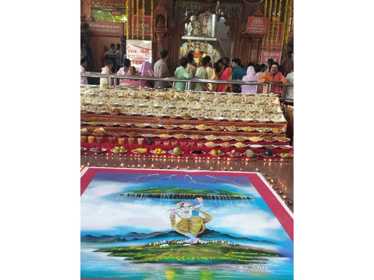 सेंधवा के रंगाेली आर्टिस्ट ने 10 घंटे में रंगोली से बनाया श्रीकृष्ण के गोवर्धन पर्वत उठाने का चित्र - Dainik Bhaskar