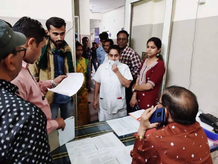 सिविल सर्जन को आवेदन सौंपते प्रसूता के परिजन। - Dainik Bhaskar