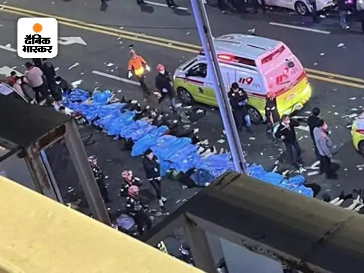 मौके पर पहुंची पुलिस और मेडिकल टीम ने शवों को संकरी गली से निकाल कर एक जगह रखा, ताकि मृतकों की पहचान की जा सके।