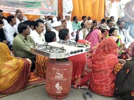 कांग्रेस ने धरना स्थल पर बढ़ती महंगाई को लेकर धरना प्रदर्शन किया। इस दौरान वहां महिलाओं ने सड़क पर ही चूल्हा जलाकर रोटी और सब्जी बनाई। कांग्रेस का आरोप है कि सरकार खाद्यान वितरण में गेहूं की जगह चावल दे रही है। मप्र के लोगों की तासीर रोटी खाने की है। ऐसा कर सरकार गरीबों के साथ अन्याय कर रही हैं।