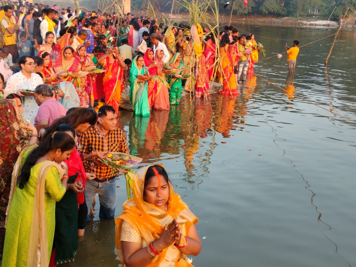The fasting women offered Arghya to the rising sun, kosi filled with soup and lit a lamp, a group of women engaged in worship | बहराइच में छठ की खास तस्वीरें: उगते