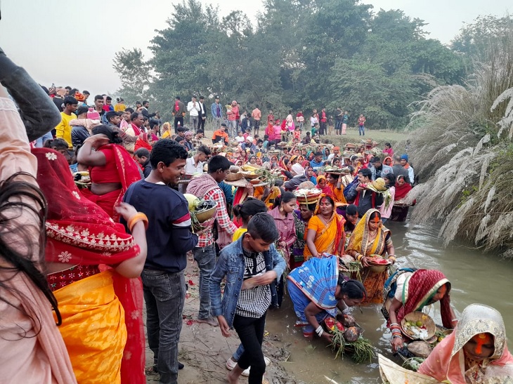 पूर्णिया के सौरा नदी घाट पर उदयमान सूर्य को अर्घ्य अर्पित करती छठ व्रती और श्रद्धालु।