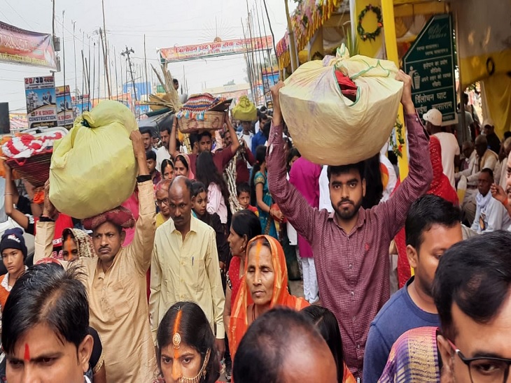 सासाराम में छठ घाट पर दउरा लेकर जाते श्रद्धालु।