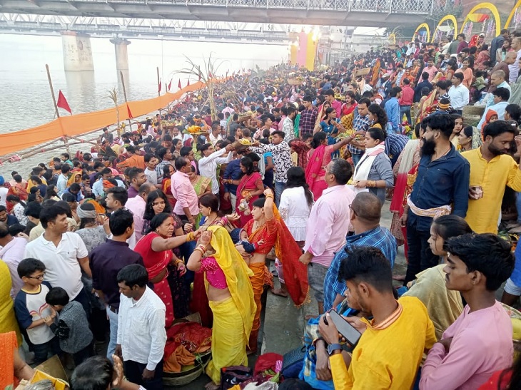 वैशाली जिले के कोनहारा घाट पर हजारों छठव्रतियों की भीड़ उमड़ी।