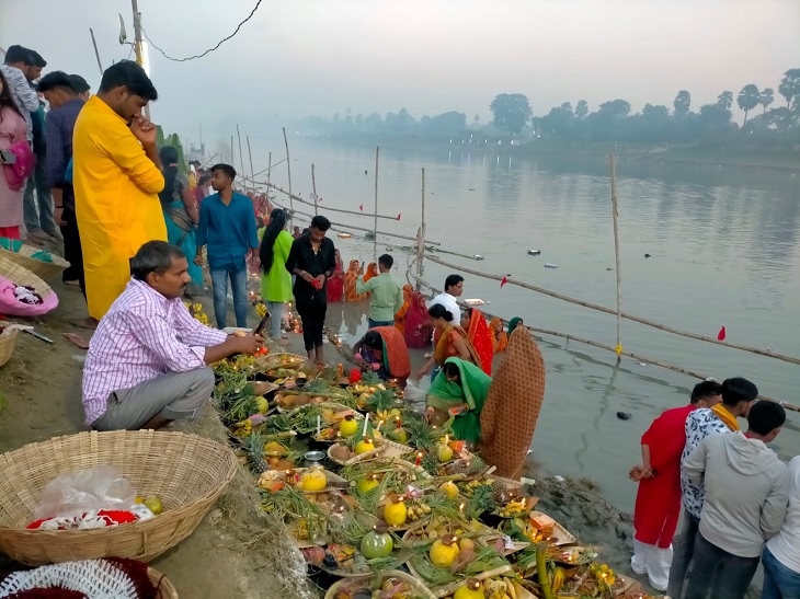समस्तीपुर शहर के बूढ़ी गंडक नदी किनारे उगते सूर्य को अर्घ्य देने के लिए तैयारी करते श्रद्धालु।
