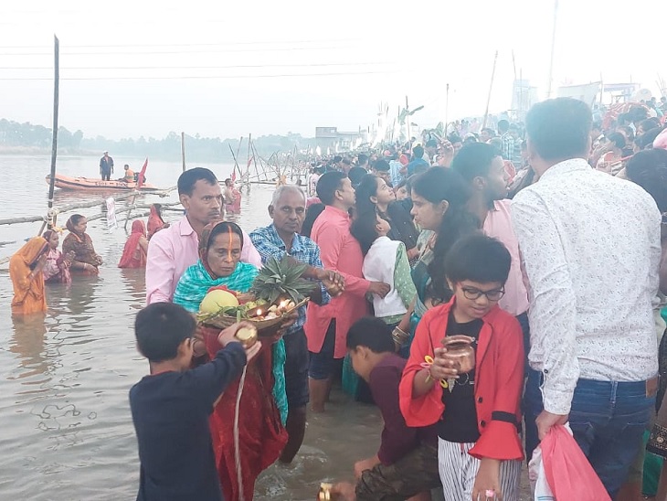 नालन्दा के कोसुक छठ घाट पर अर्घ्य देती छठ व्रती महिलाएं।