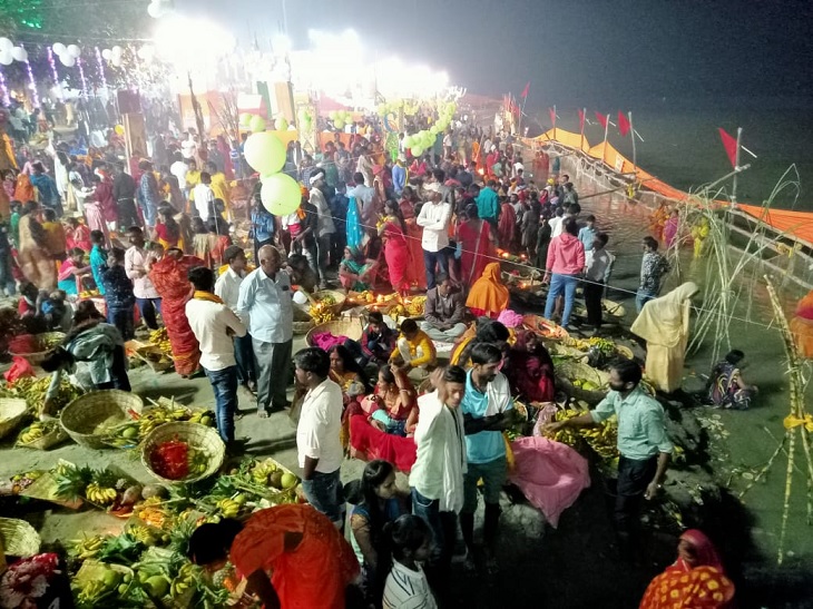 वैशाली के कोनहारा घाट पर सुबह होने का इंतजार करते श्रद्धालु।