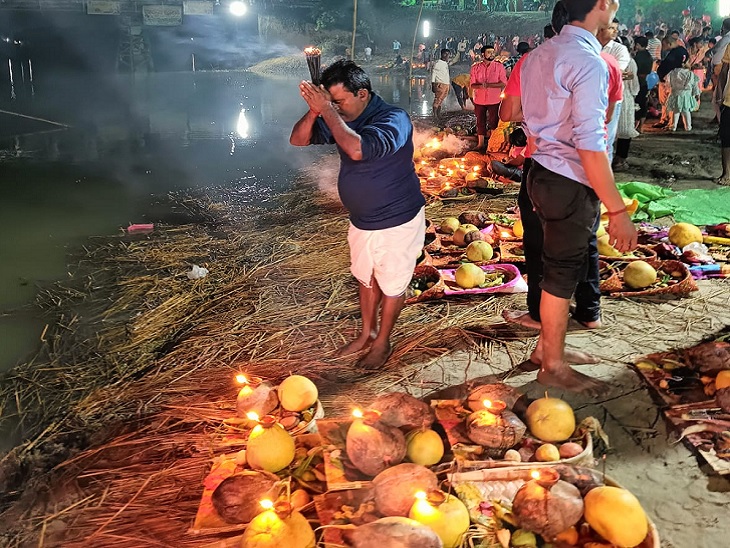 भागलपुर के नाथनगर छठ घाट पर सूर्यदव को प्रणाम करता श्रद्धालु।