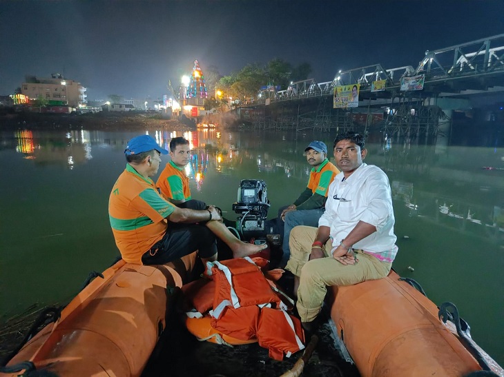 भागलपुर में चंपानगर मे घाट पर एसडीआरएफ की टीम को तैनात किया गया।
