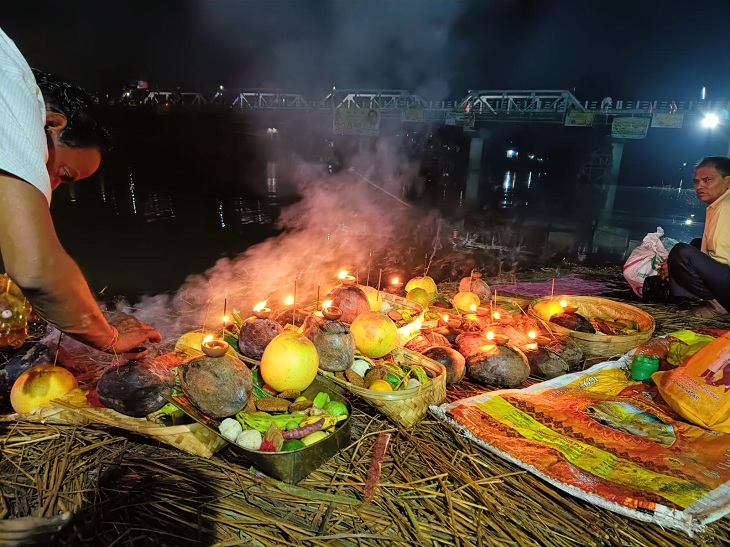 भागलपुर के गंगा घाट पर अपने घाट वाले हिस्से को सजाते श्रद्धालु।