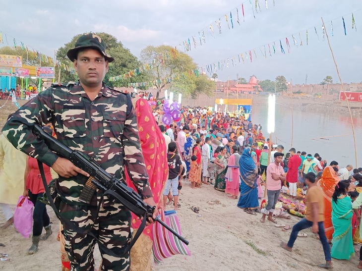 भागलपुर के चंपा नदी घाट पर सुरक्षा में तैनात दिखे एसएसबी के जवान।