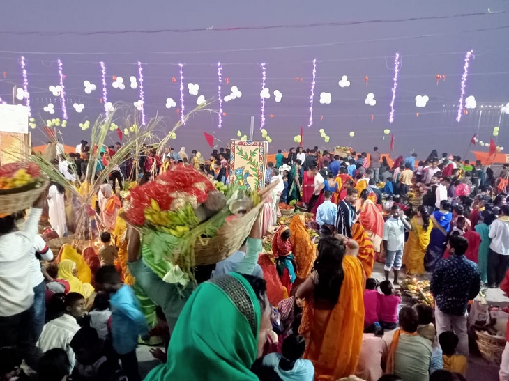 वैशाली के कोनहारा घाट पर सुबह भगवान भास्कर को अर्ध्य देने के लिए श्रद्धालु रात भर घाट पर ही इंतजार करते रहे।