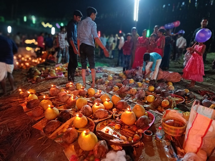 भागलपुर के नाथनगर छठ घाट पर सुबह अर्ध्य देने की तैयारी करते श्रद्धालु।