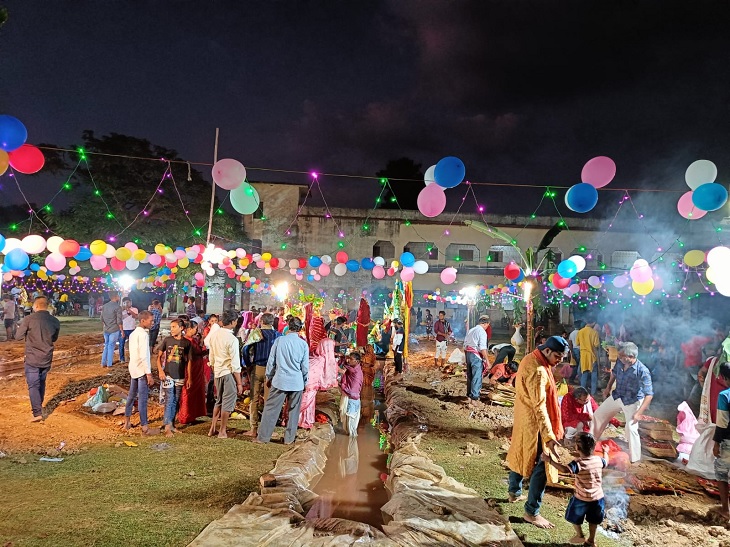 भागलपुर में नाथनगर के घोषी टोला स्थित कृत्रिम तलाब में छठ पूजा की तैयारी करते श्रद्धालु।