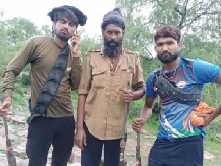 डकैत गुड्डा अपने साथियां के साथ जंगल में